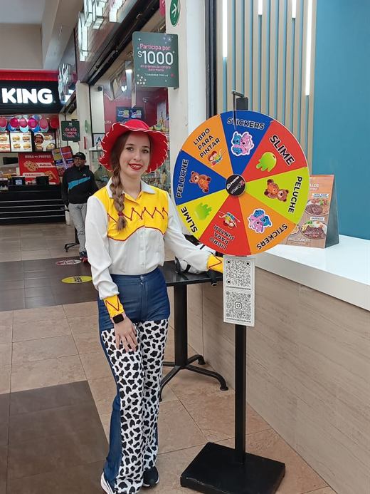 Promotora con ruleta de premios en activación de marca