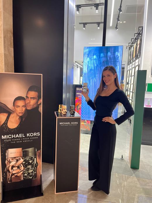Promotora junto a material publicitario de una marca de moda