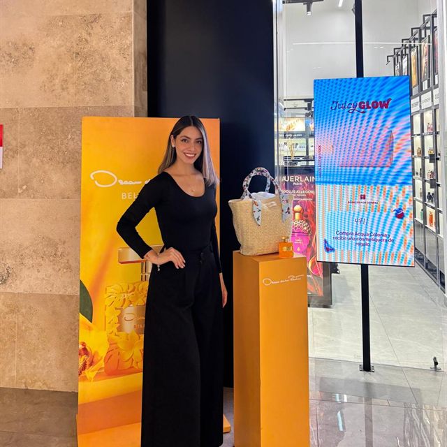 Promotora en una activación de marca de perfumería en centro comercial