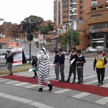 Activación de concientización vial en un paso peatonal